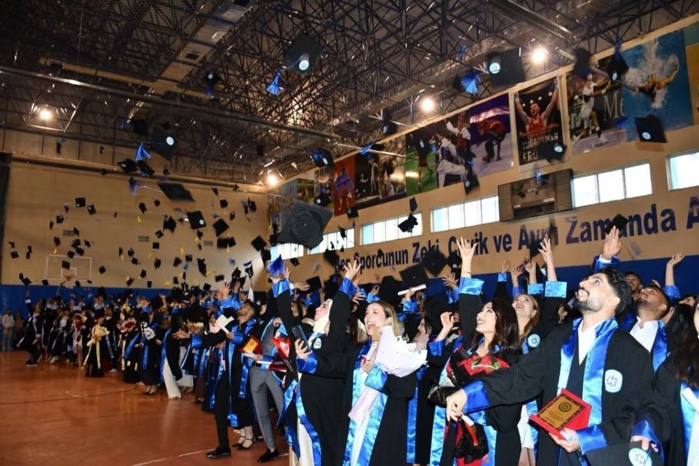 Sarıkamış'ta Mezuniyet Heyecanı.. Spor Bilimleri Fakültesi Öğrencileri Kep Attı!