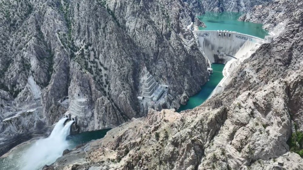 Türkiye'nin En Yüksek Barajında Su Tahliyesi.. Renkli Görüntüler Ortaya Çıktı!