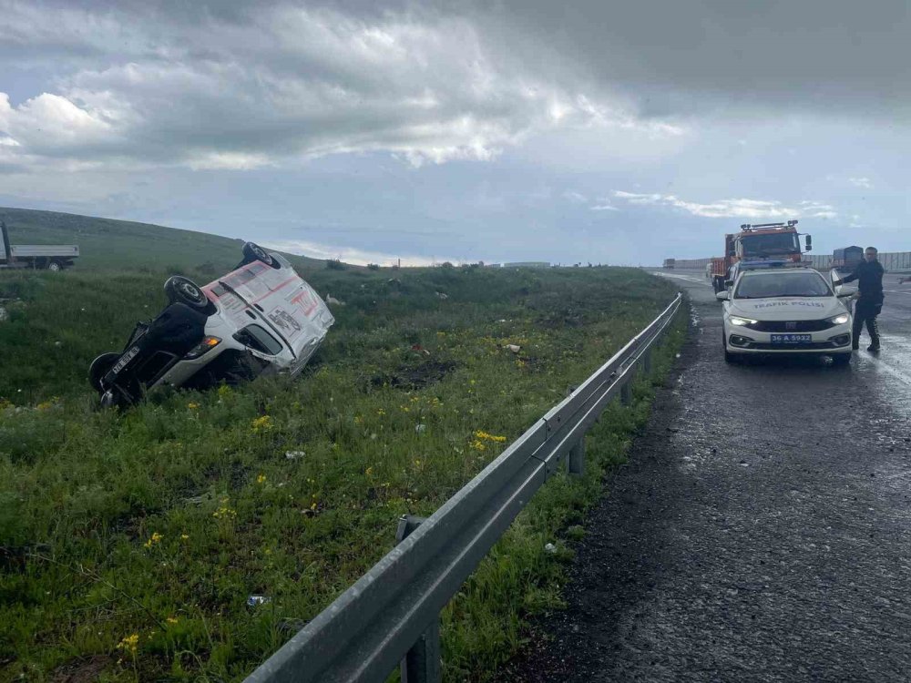 Kars-Ardahan Yolunda Kaza.. Ticari Araç Şarampole Devrildi, 1 Kişi Yaralandı!