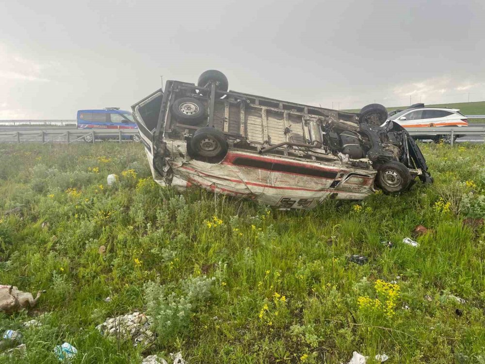 Kars-Ardahan Yolunda Kaza.. Ticari Araç Şarampole Devrildi, 1 Kişi Yaralandı!