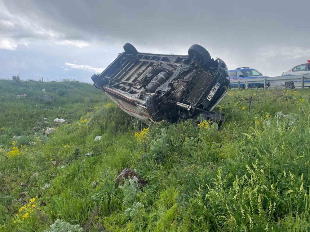 Kars-Ardahan Yolunda Kaza.. Ticari Araç Şarampole Devrildi, 1 Kişi Yaralandı!