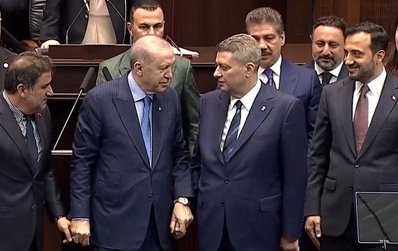 Meclis Grup Toplantısında Dikkat Çeken Geçiş.. Ersin Beyaz AK Parti Saflarında!