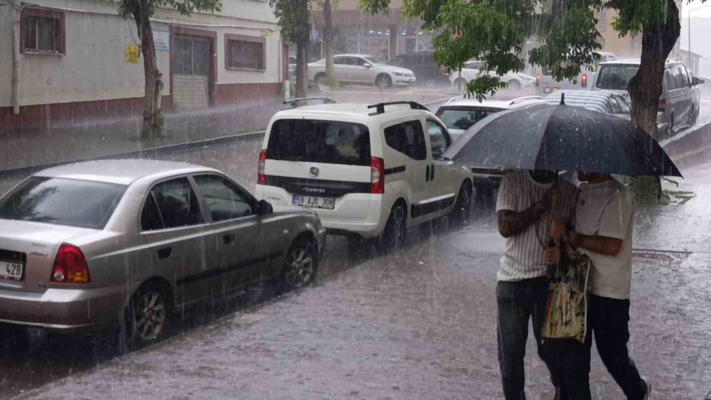 Meteoroloji Uyarmıştı: Kars’ı Dolu Vurdu, Sanayi Bölgesi Beyaza Büründü