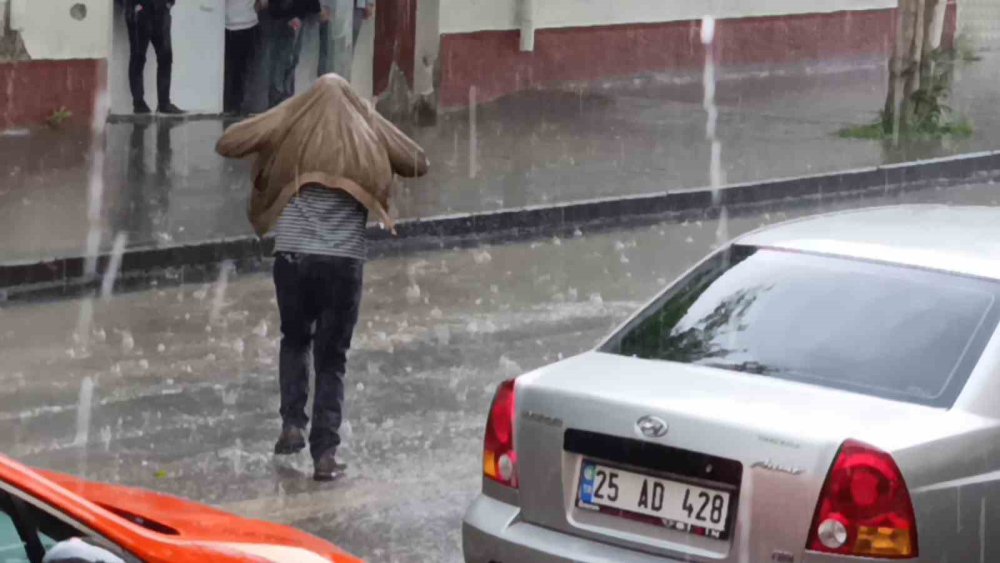 Meteoroloji Uyarmıştı: Kars’ı Dolu Vurdu, Sanayi Bölgesi Beyaza Büründü