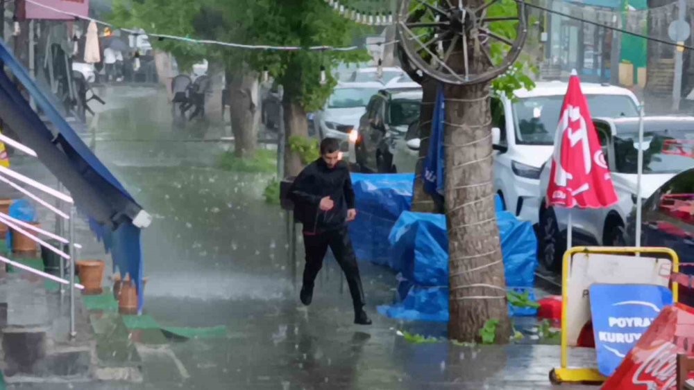 Meteoroloji Uyarmıştı: Kars’ı Dolu Vurdu, Sanayi Bölgesi Beyaza Büründü
