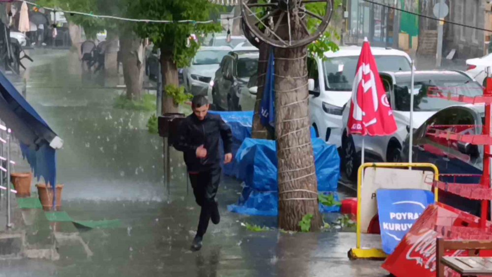 Meteoroloji Uyarmıştı: Kars’ı Dolu Vurdu, Sanayi Bölgesi Beyaza Büründü