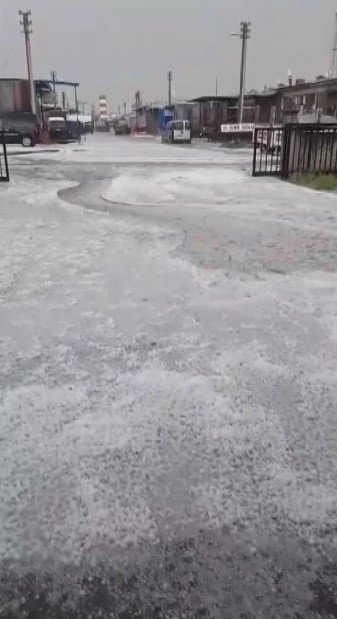 Meteoroloji Uyarmıştı: Kars’ı Dolu Vurdu, Sanayi Bölgesi Beyaza Büründü