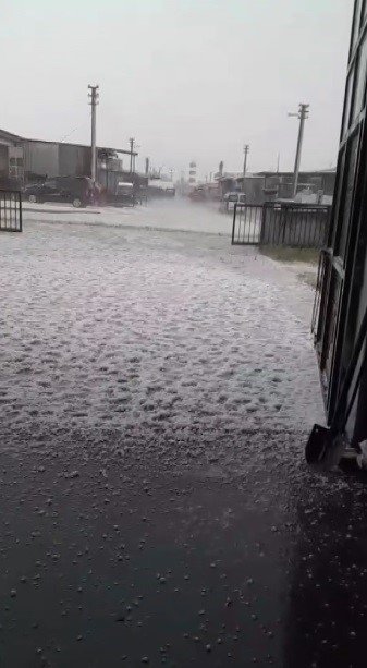 Meteoroloji Uyarmıştı: Kars’ı Dolu Vurdu, Sanayi Bölgesi Beyaza Büründü
