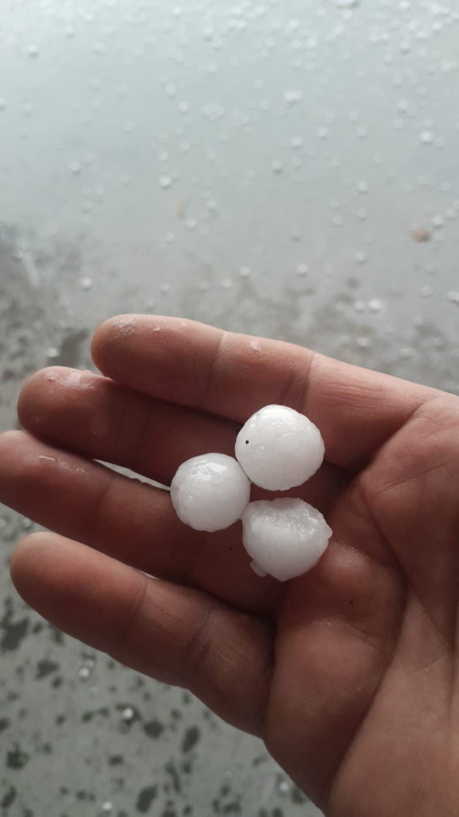 Meteoroloji Uyarmıştı: Kars’ı Dolu Vurdu, Sanayi Bölgesi Beyaza Büründü