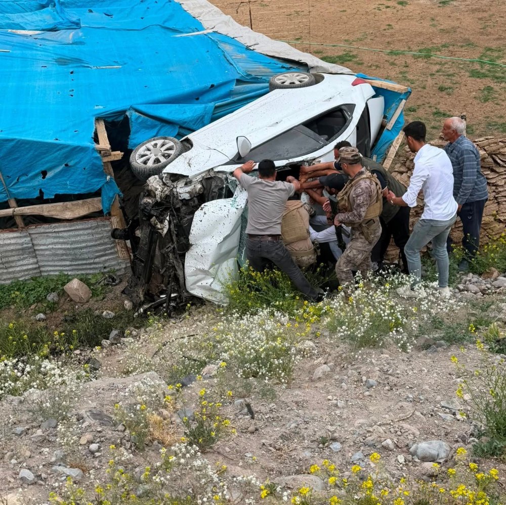 Tuzluca-Iğdır Kara Yolunda Korkutan Kaza.. Şarampole Yuvarlanan Araçta 2 Kişi Yaralandı!