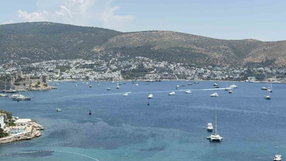 Bodrum Koylarında Yat Kuşatması: Sezon Açıldı, Denizde Yoğunluk Başladı