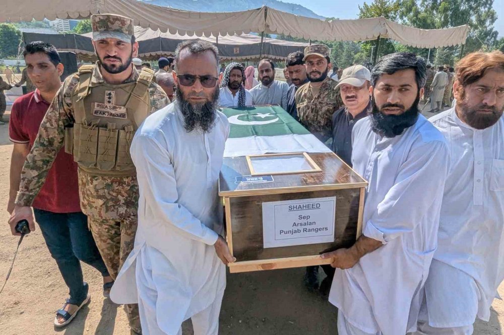 Pakistan’da Düşen Helikopterde 22 Asker Hayatını Kaybetti