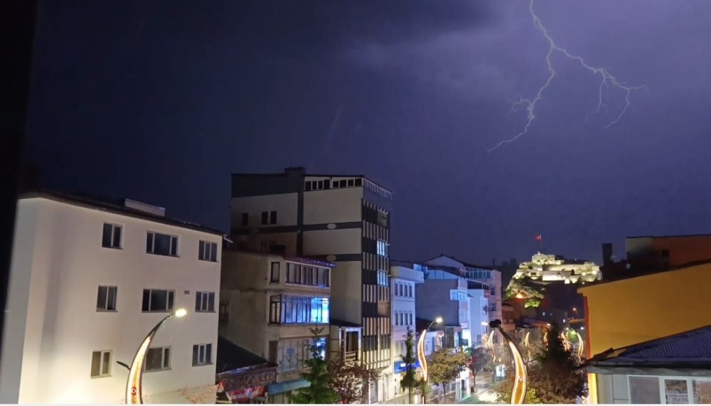 Sağanak Öncesi Etkileyici Görüntüler.. Kars'ta Şimşekler Geceyi Gündüze Çevirdi!