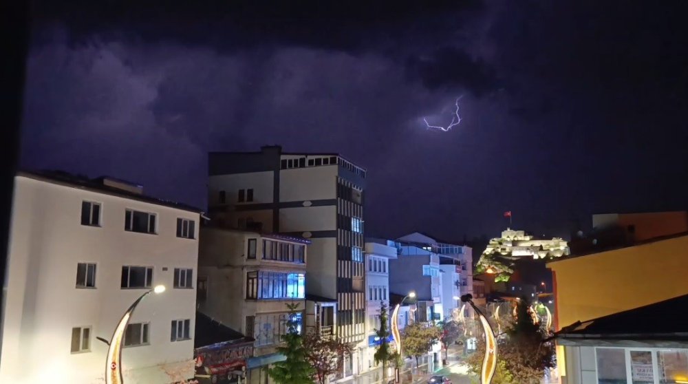Sağanak Öncesi Etkileyici Görüntüler.. Kars'ta Şimşekler Geceyi Gündüze Çevirdi!