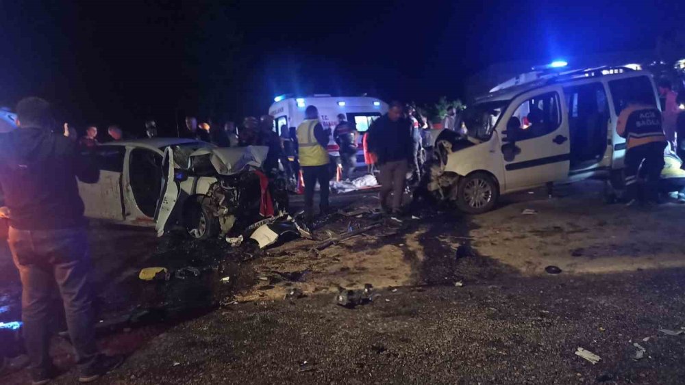 Sivas’ta İki Araç Kafa Kafaya Çarpıştı: 1 Ölü, 3’ü Ağır 7 Yaralı