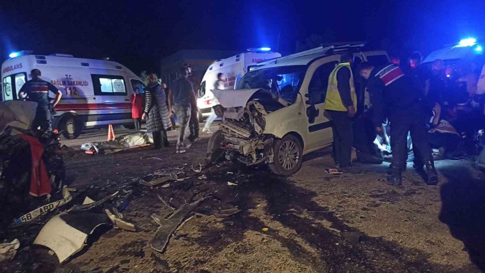Sivas’ta İki Araç Kafa Kafaya Çarpıştı: 1 Ölü, 3’ü Ağır 7 Yaralı