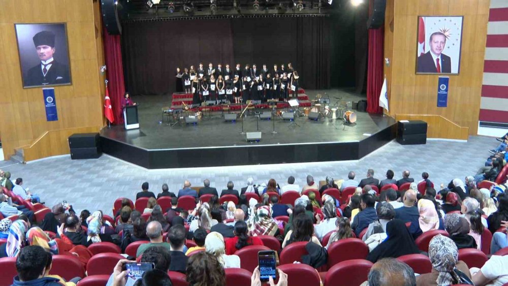TRT Erzurum Radyosu Gençlik Korosu’ndan Yıl Sonu Konseri