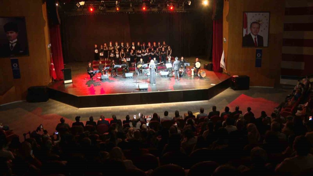 TRT Erzurum Radyosu Gençlik Korosu’ndan Yıl Sonu Konseri