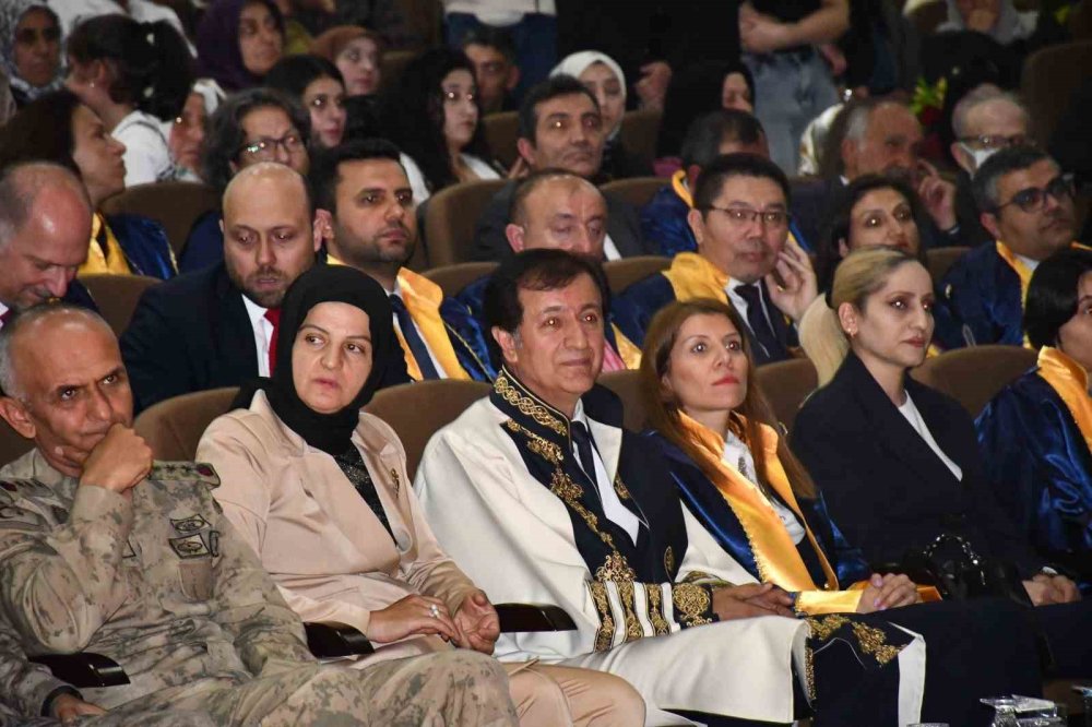 Ardahan Üniversitesi’nde Kep Heyecanı.. Mezunlar Yeni Hayatlarına Adım Attı!