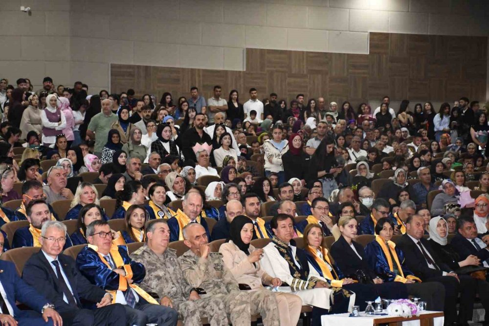 Ardahan Üniversitesi’nde Kep Heyecanı.. Mezunlar Yeni Hayatlarına Adım Attı!