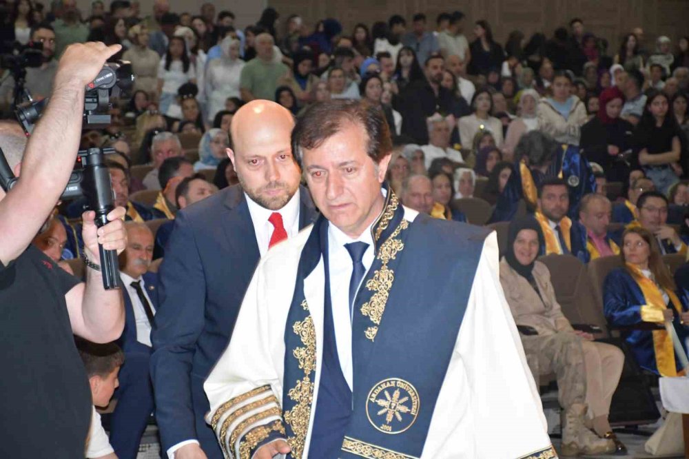 Ardahan Üniversitesi’nde Kep Heyecanı.. Mezunlar Yeni Hayatlarına Adım Attı!