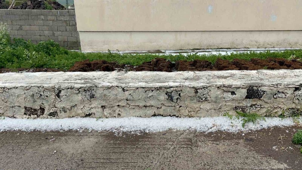 Kars’ta Fındık Büyüklüğünde Dolu Yağışı.. Tarım Arazileri ve Araçlar Zarar Gördü!