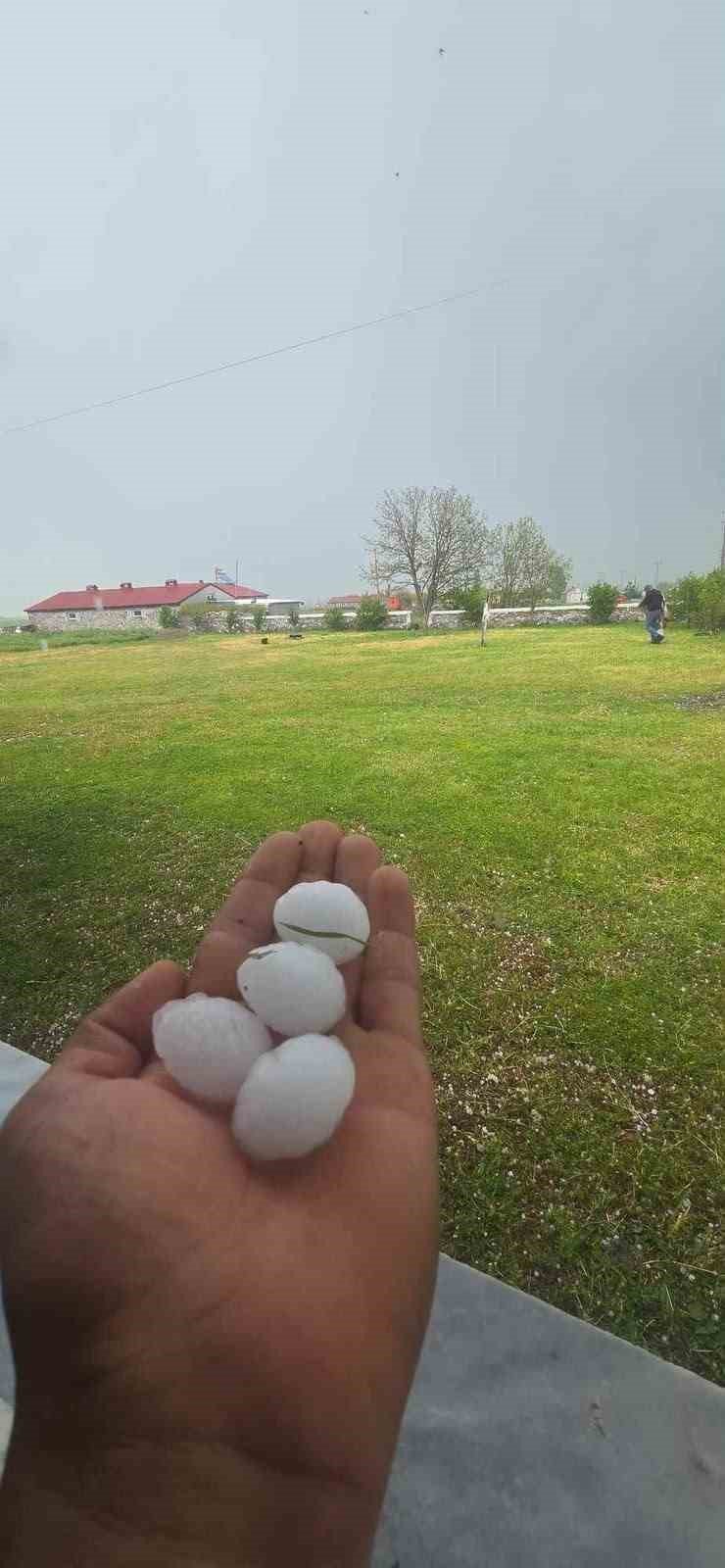 Kars’ta Fındık Büyüklüğünde Dolu Yağışı.. Tarım Arazileri ve Araçlar Zarar Gördü!