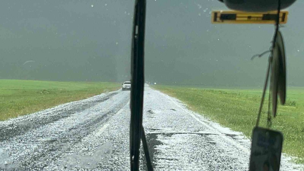 Kars’ta Fındık Büyüklüğünde Dolu Yağışı.. Tarım Arazileri ve Araçlar Zarar Gördü!