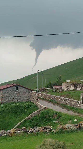 Kars’ta Yağışın Etkisi Sürüyor.. Taşkın ve Hortum Kırsalda Endişe Yarattı!