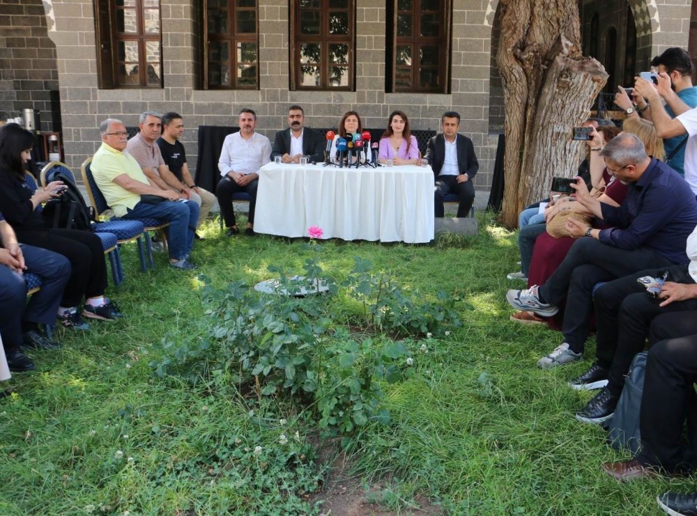 Sur’da Kaldırım İşgallerinin Önüne Geçme ve Yayalaştırma Çalışmaları Sürüyor