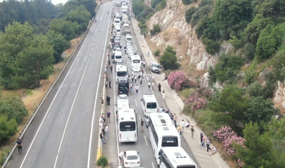 Antalya-Kemer Yolunu Kilitleyen Kaza: Kilometrelerce Kuyruğun Sebebi