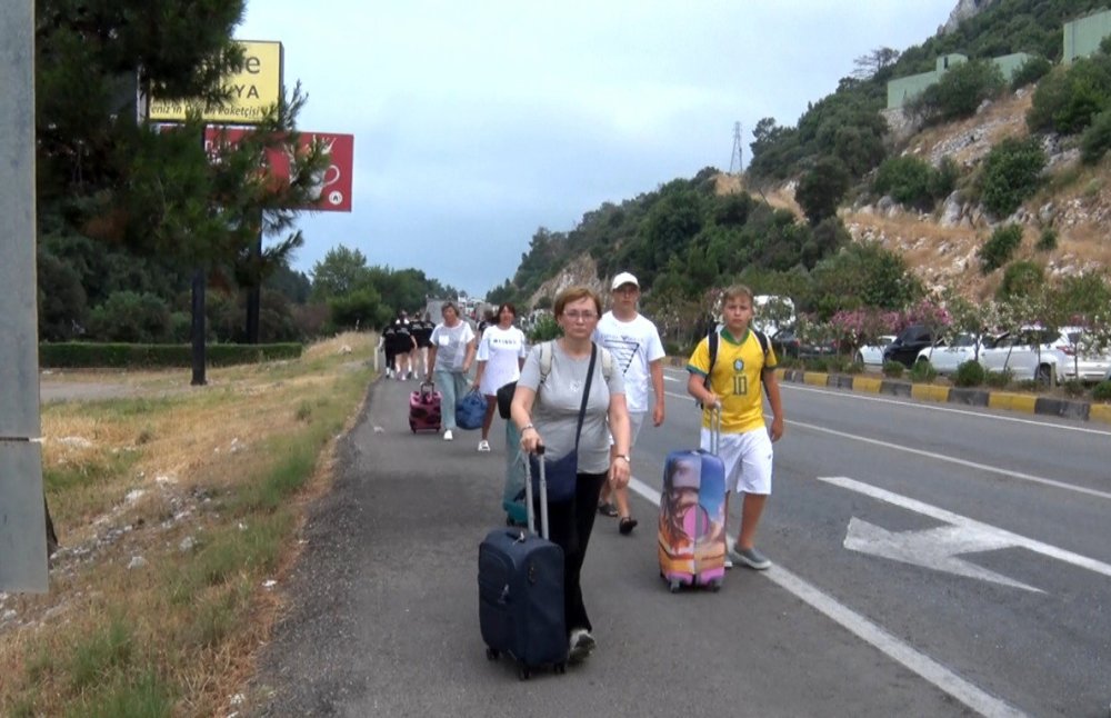 Antalya-Kemer Yolunu Kilitleyen Kaza: Kilometrelerce Kuyruğun Sebebi