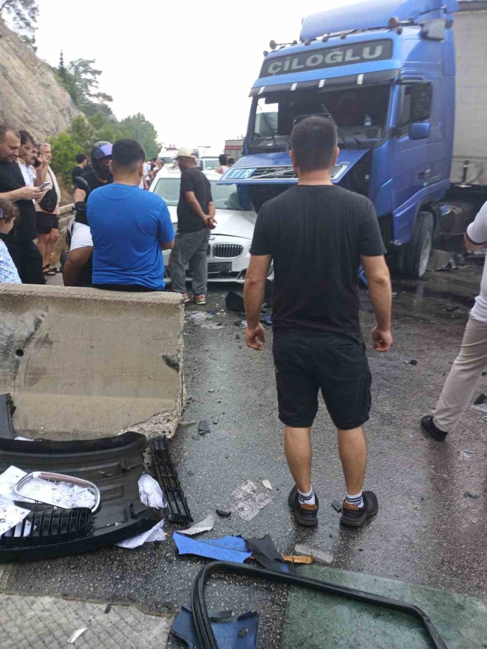 Antalya-Kemer Yolunu Kilitleyen Kaza: Kilometrelerce Kuyruğun Sebebi