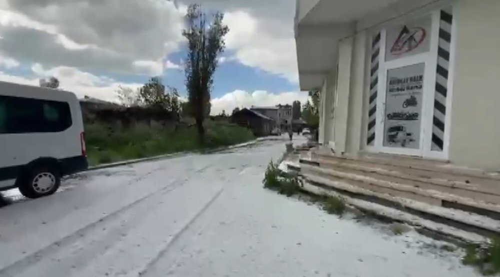 Arpaçay Beyaza Büründü.. Haziran Ayında Kar Manzarasını Andıran Görüntüler!