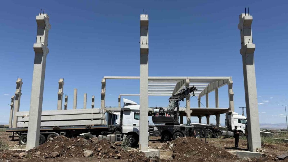Yaklaşık 15 Tonluk Beton Blok Altında Kaldılar: 1 Ölü, 1 Yaralı