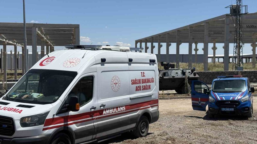 Yaklaşık 15 Tonluk Beton Blok Altında Kaldılar: 1 Ölü, 1 Yaralı