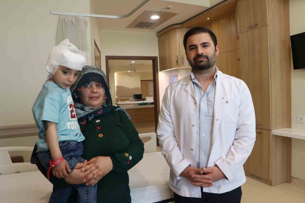 Erzurum Şehir Hastanesi’nde Tarihi Operasyon.. 3 Yaşındaki Çocuk Seslerle Buluşacak!