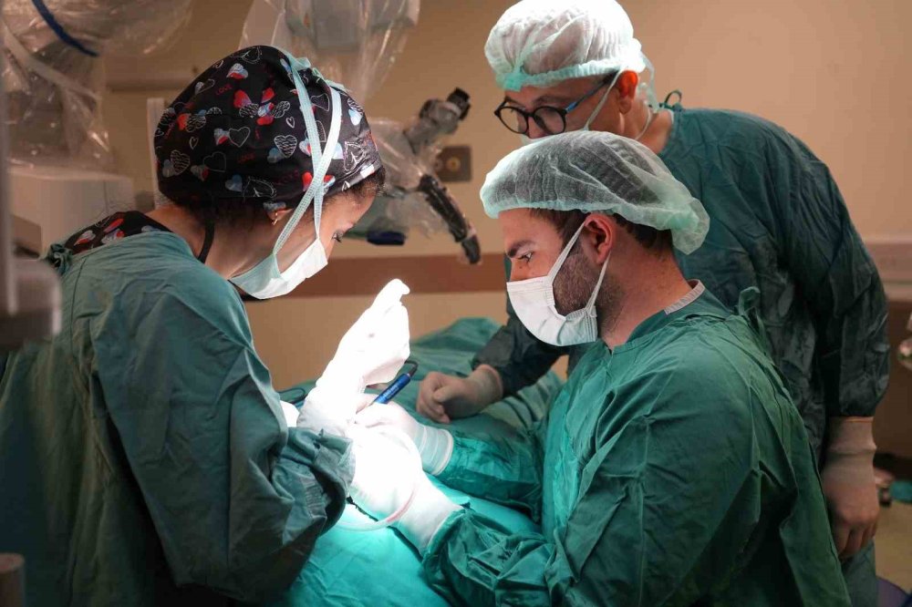 Erzurum Şehir Hastanesi’nde Tarihi Operasyon.. 3 Yaşındaki Çocuk Seslerle Buluşacak!