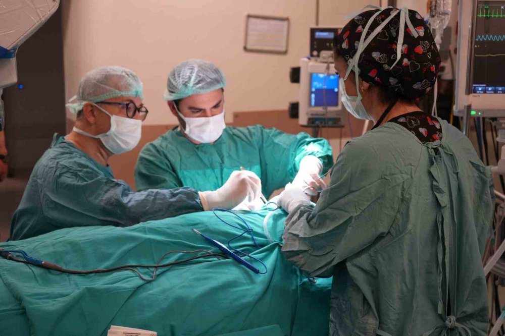 Erzurum Şehir Hastanesi’nde Tarihi Operasyon.. 3 Yaşındaki Çocuk Seslerle Buluşacak!