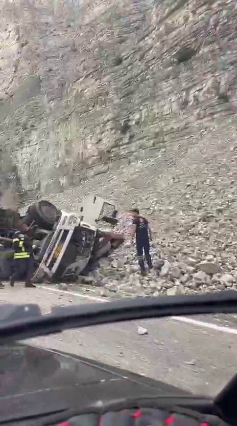 Erzurum’da Freni Boşalan TIR Faciası.. Sürücü Yaşamını Yitirdi, 2 Kişi Yaralandı!