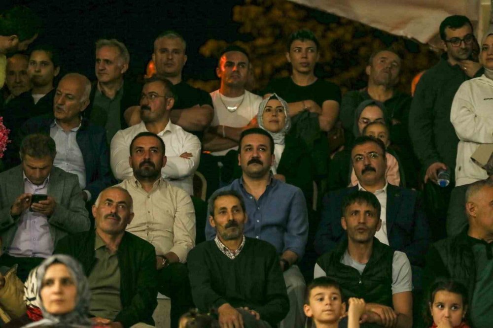 Tortum Şelalesi Festivali’nde Renkli ve Coşkulu Anlar Yaşandı