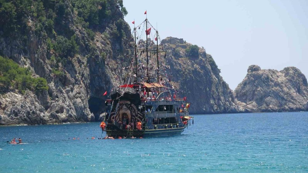 Alanya’da Hava Sıcaklığı 30 Dereceyi Gördü, Turistler Sahile Koştu