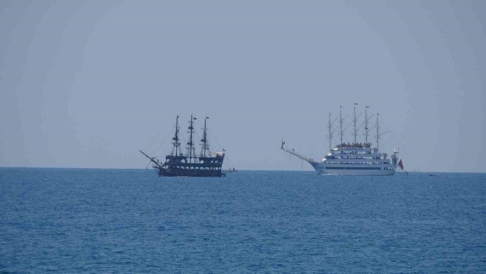 Alanya’da Hava Sıcaklığı 30 Dereceyi Gördü, Turistler Sahile Koştu