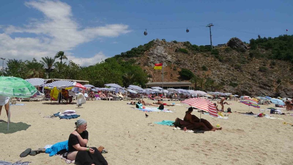 Alanya’da Hava Sıcaklığı 30 Dereceyi Gördü, Turistler Sahile Koştu