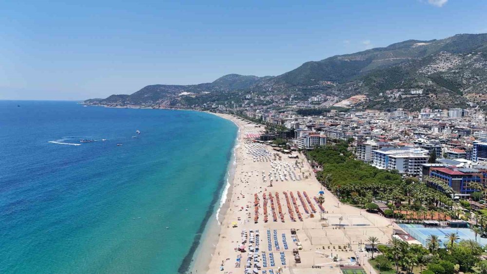 Alanya’da Hava Sıcaklığı 30 Dereceyi Gördü, Turistler Sahile Koştu