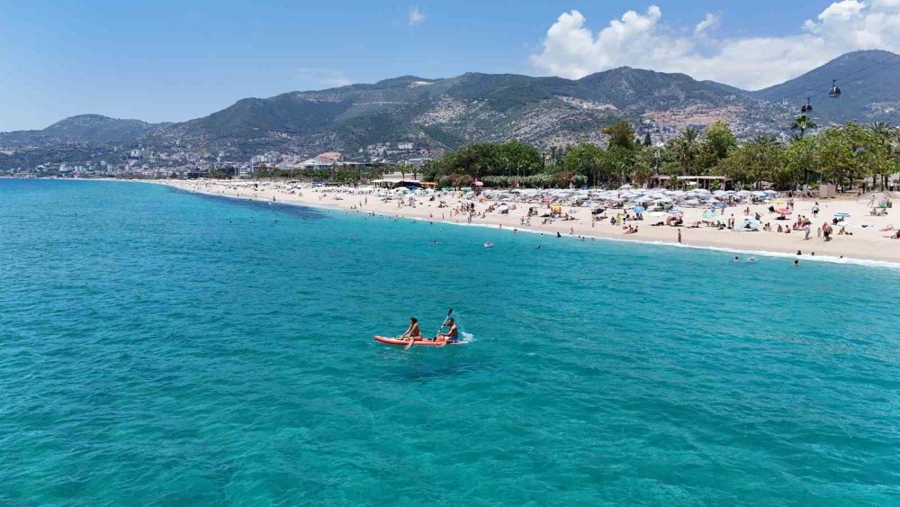 Alanya’da Hava Sıcaklığı 30 Dereceyi Gördü, Turistler Sahile Koştu