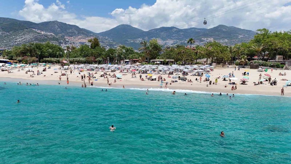 Alanya’da Hava Sıcaklığı 30 Dereceyi Gördü, Turistler Sahile Koştu