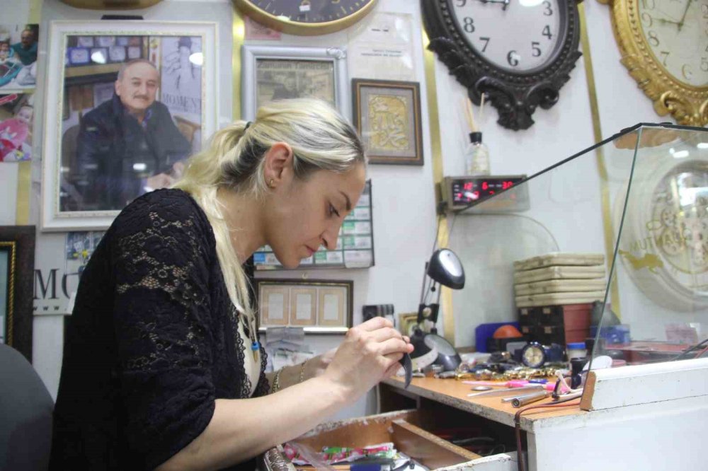Babadan Oğula 3 Kuşaktır Süren Saatçiliğin 4’üncü Kuşak Kadın Temsilcisi