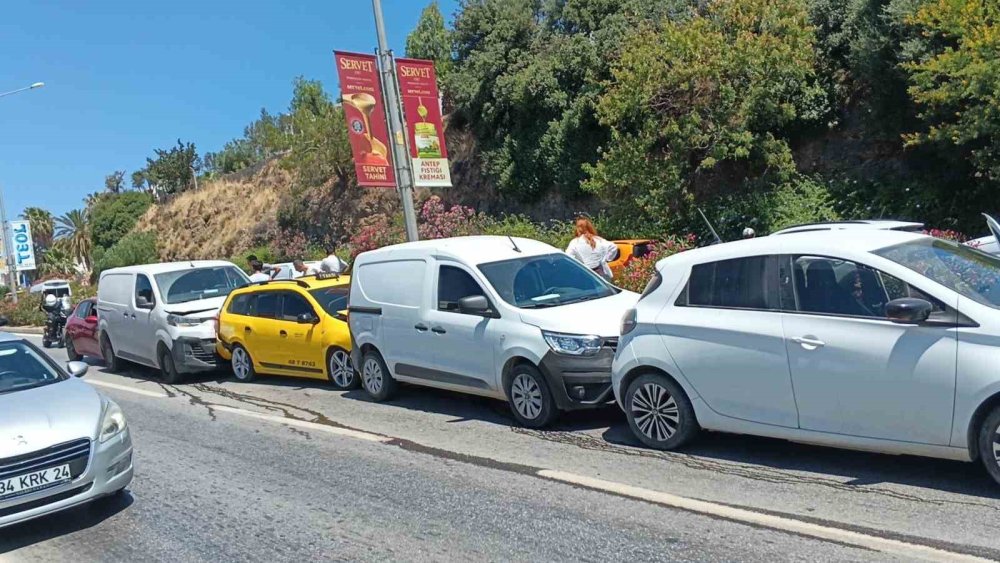 Bodrum’da Zincirleme Kaza: "5 Araç Birbirine Girdi"