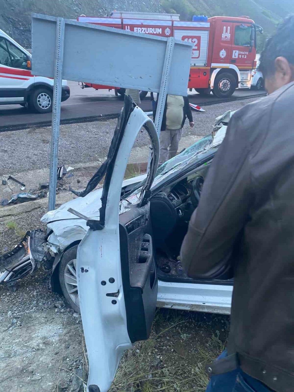 Erzurum’da Otomobil İstinat Duvarına Çarptı.. 1’i Ağır 4 Kişi Yaralandı!
